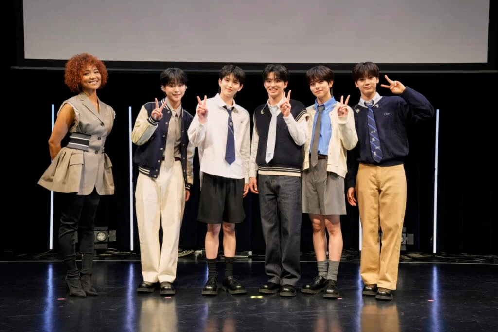 プレデビュー曲としてリメイクした「恋に落ちたら」を歌っているCrystal Kayさんと、笑顔で写真に納まるVIBY
