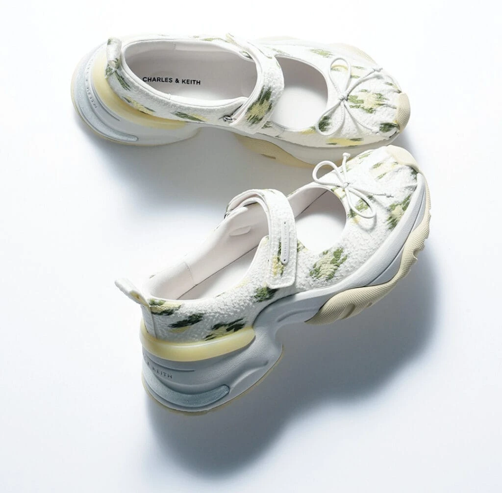 人とカブらないスニーカー「CHARLES & KEITH
Floral-Print Bow Mary Jane Sneakers」