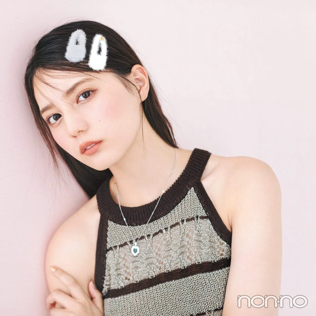 小坂菜緒のトレンドヘア小物「アンゴラヘアピン」