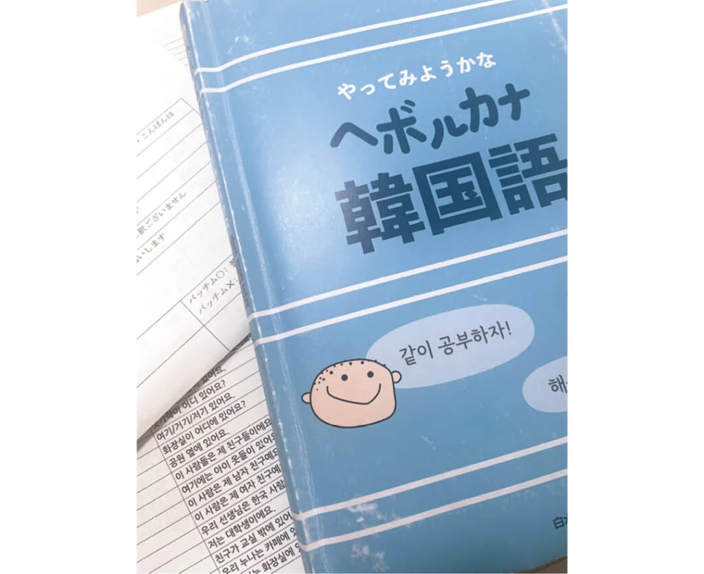 空き教室で授業の課題に取り組む(大学1年)