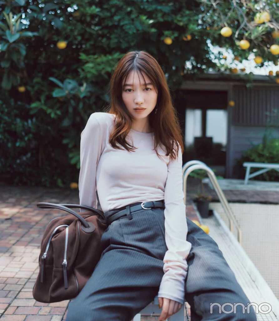 大人なニュアンスを足せる淡色カットソー