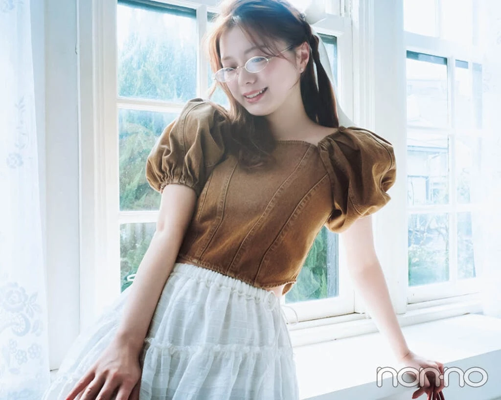 紺野彩夏が着る夏のパフスリトップス