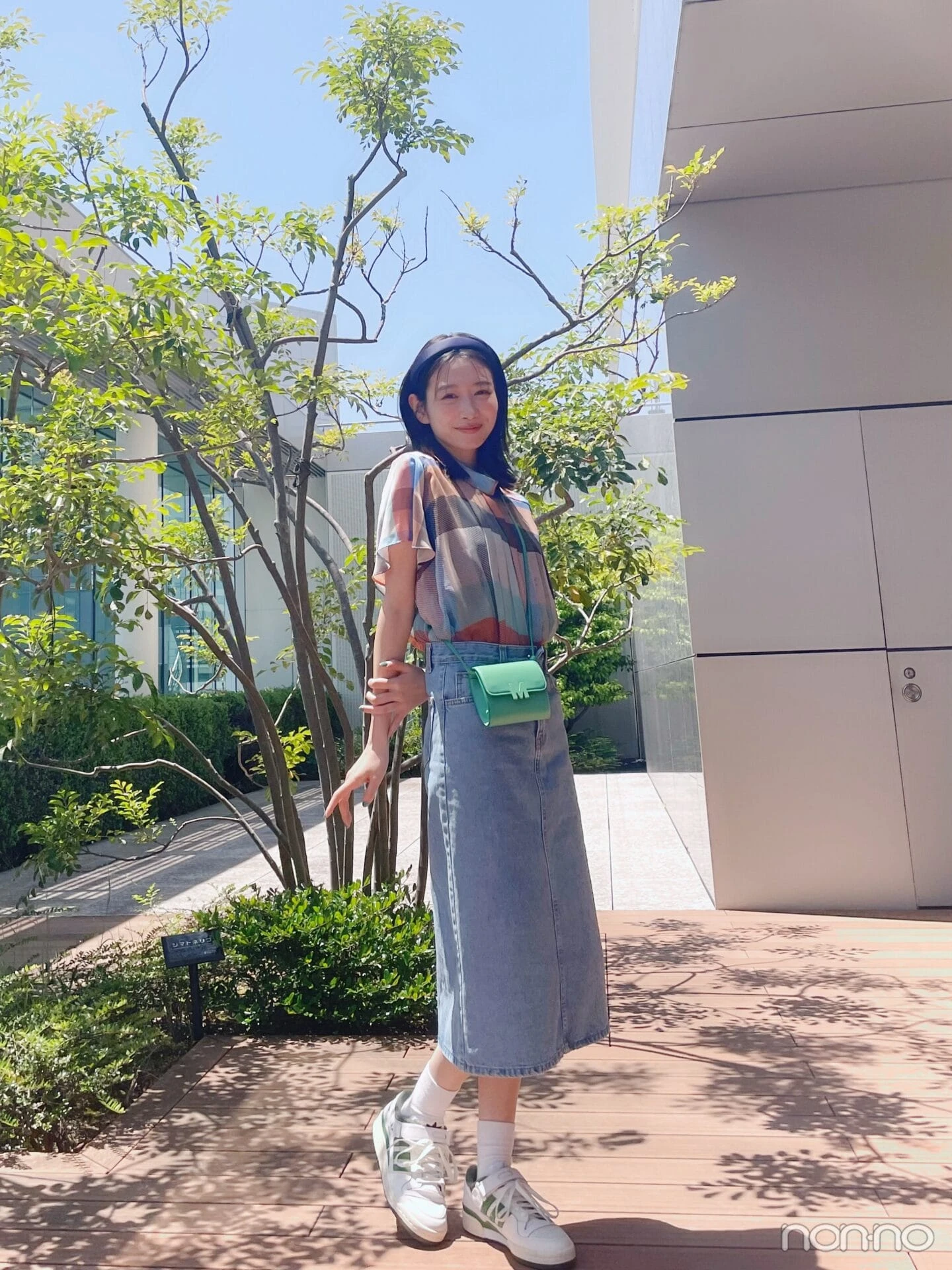 岡本夏美の緑豊かなテラスカフェに行く日のコーデの全身写真
