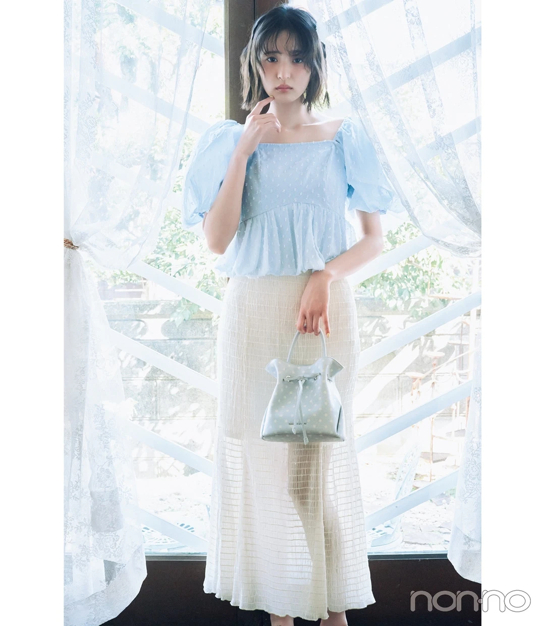 遠藤さくらが着る夏のパフスリーブトップス1