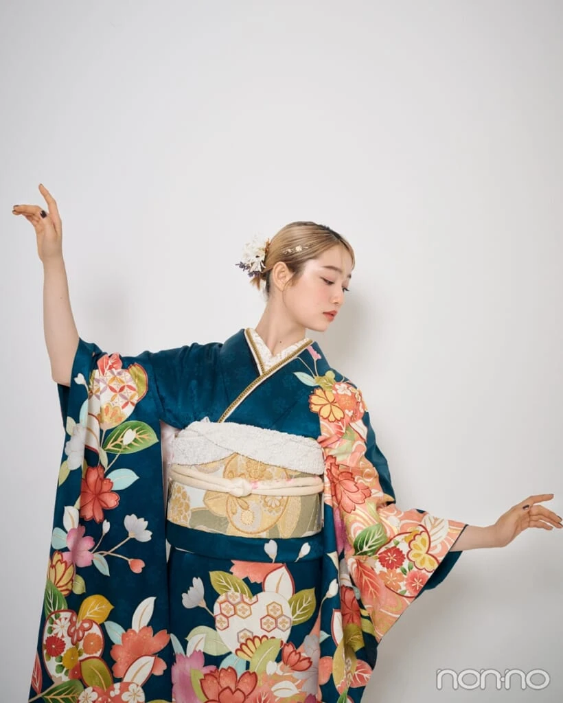 グリーンの振袖を着て手をひろげる小宮山莉渚