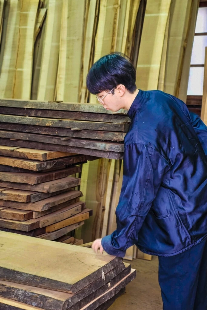 木材に触れる友野一希さん