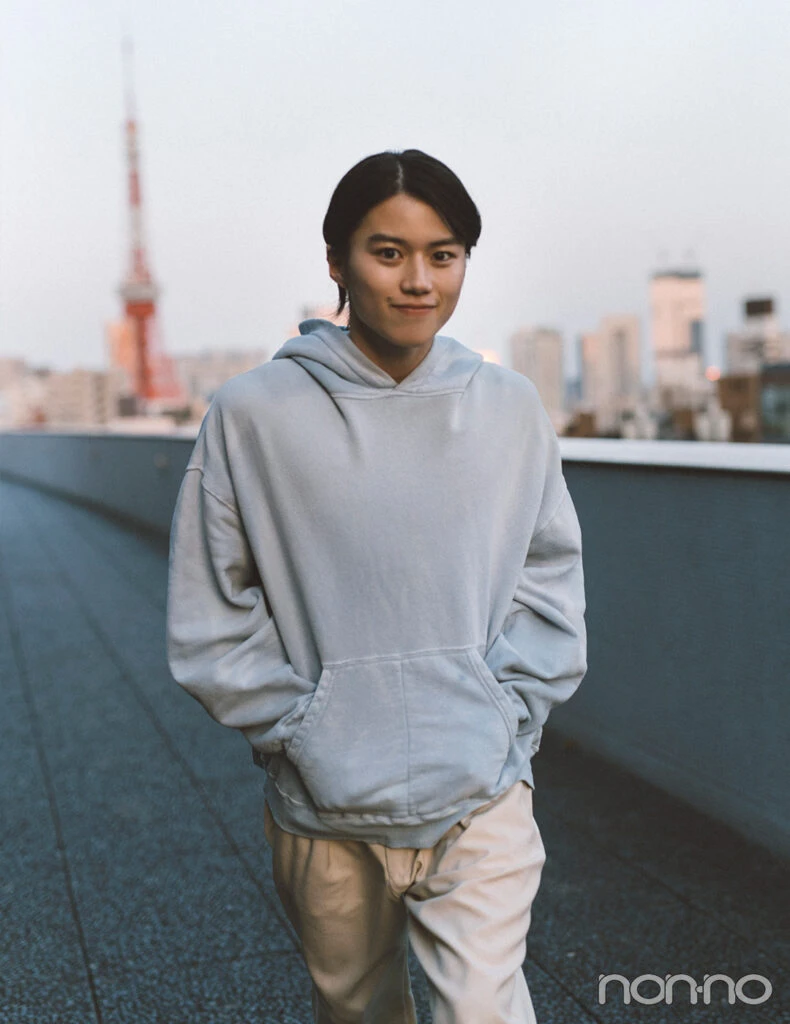 奥智哉さんとのんびり夕陽を眺めながらデートをするカット_3