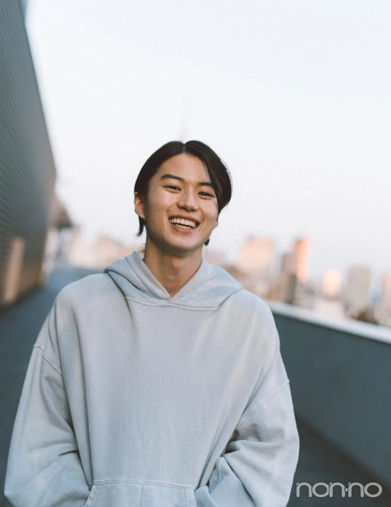 奥智哉さんとのんびり夕陽を眺めながらデートをするカット_4