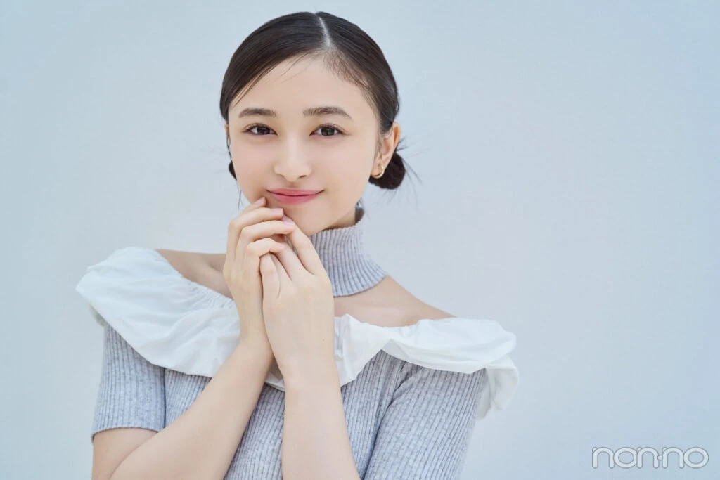 井上和のつば広ストローハット×ツインおだんごのバレエコア帽子なし