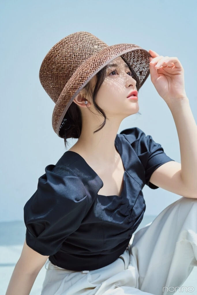 井上和の顔映えストローハット×ゆる巻きシニヨンメインアザーカット