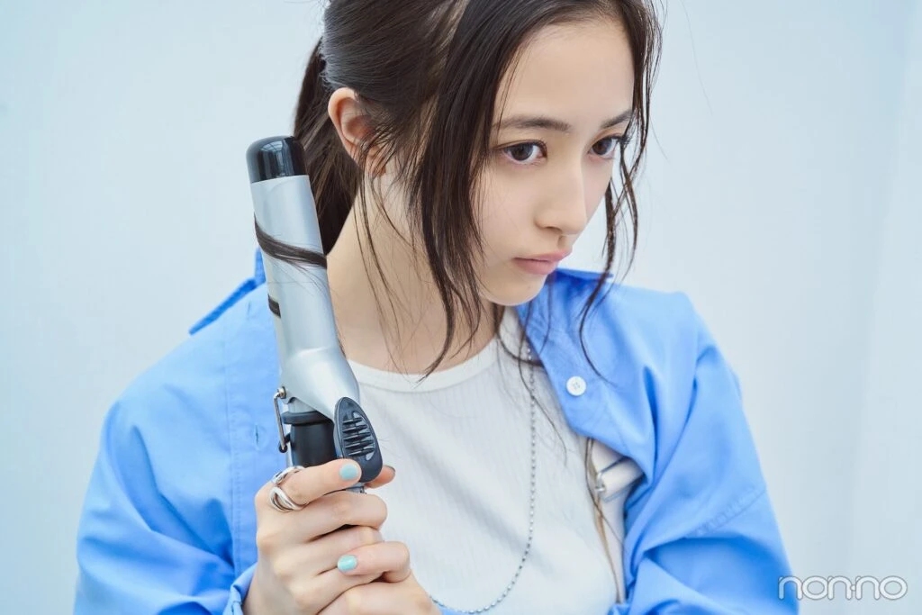 井上和の効かせ色キャップ×後れ毛多めのゆるポニテプロセスカット１