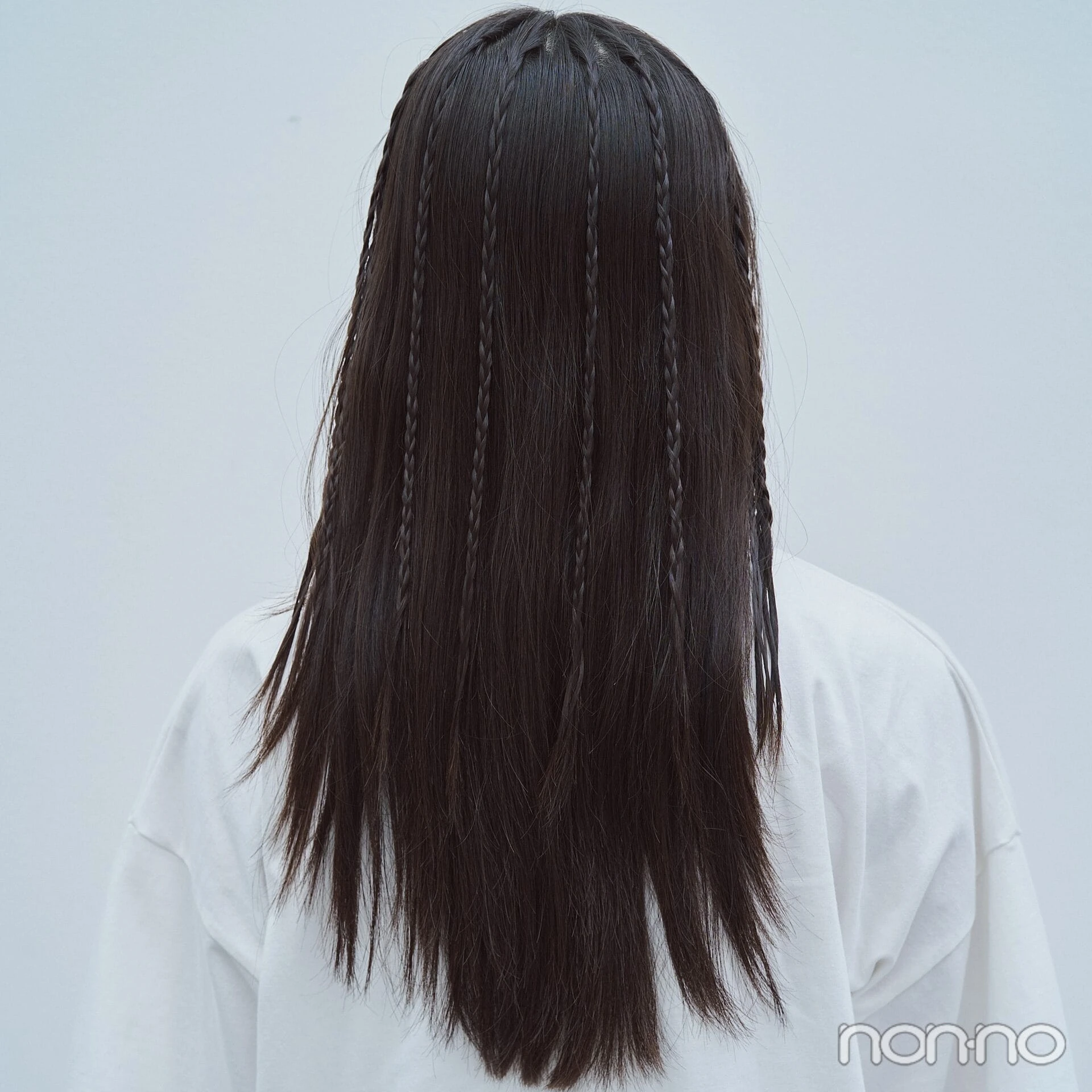 井上和のメンズみキャップ×細三つ編みのダウンスタイルバック