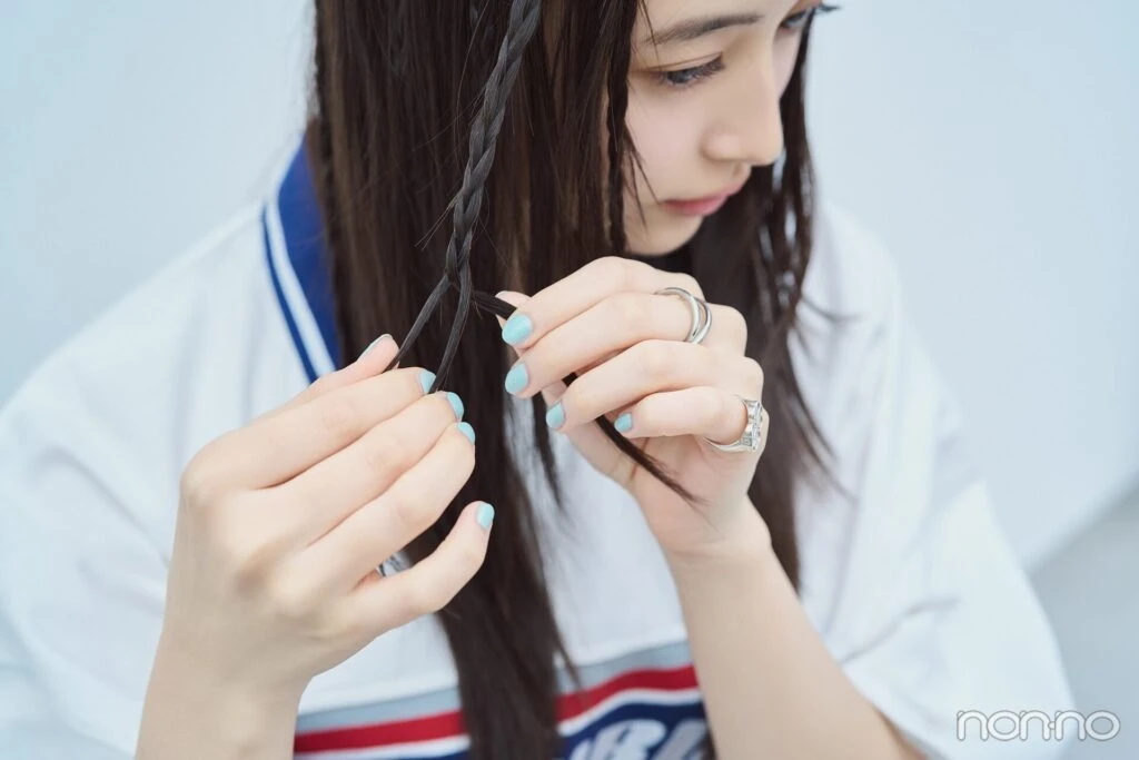 井上和のメンズみキャップ×細三つ編みのダウンスタイルプロセス１