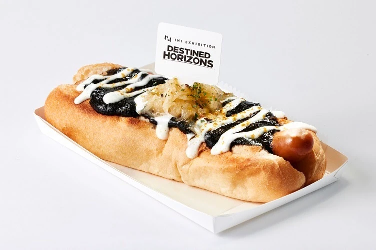 『 INI EXHIBITION -DESTINED HORIZONS- 』のコラボメニューのホットドッグ