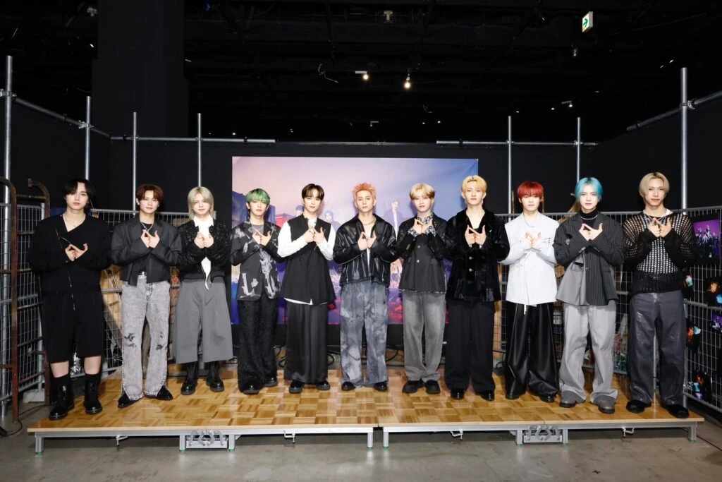 『 INI EXHIBITION -DESTINED HORIZONS- 』のグループ集合写真