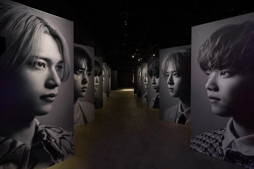 『 INI EXHIBITION -DESTINED HORIZONS- 』のエントランスすぐの通路