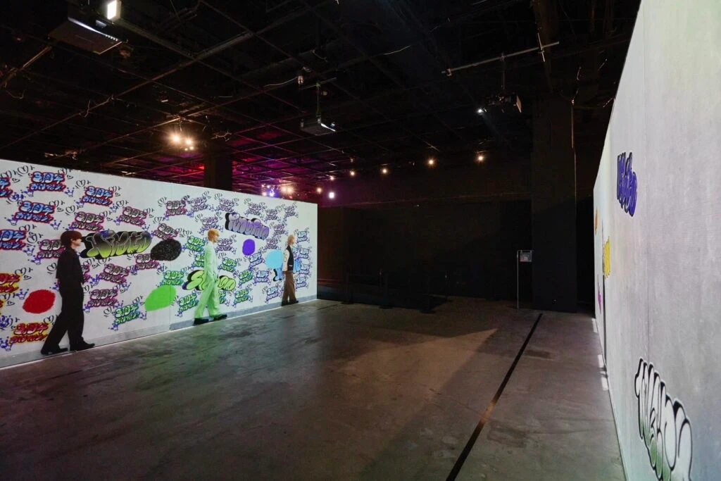 『 INI EXHIBITION -DESTINED HORIZONS- 』のウォールプロジェクション