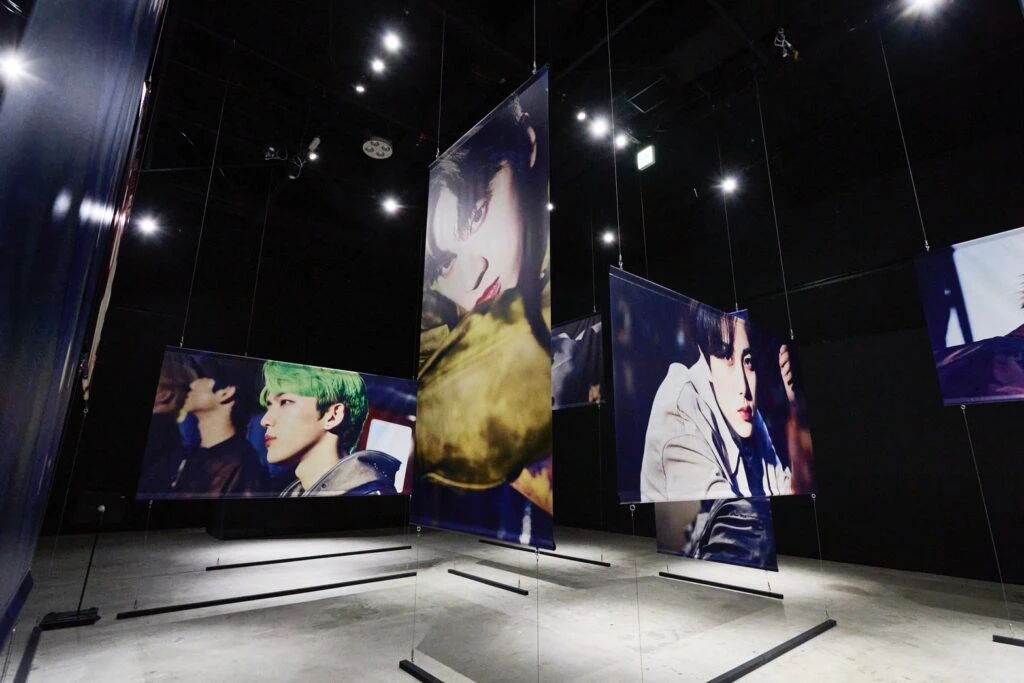 『 INI EXHIBITION -DESTINED HORIZONS- 』の大型パネル