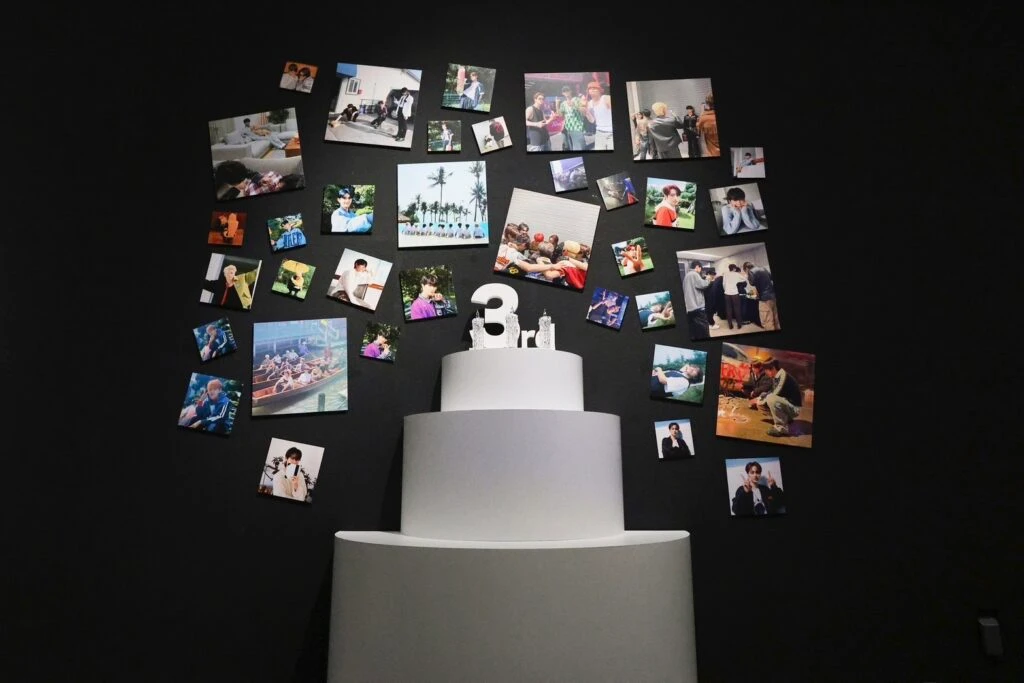 『 INI EXHIBITION -DESTINED HORIZONS- 』のバースデーケーキ風展示