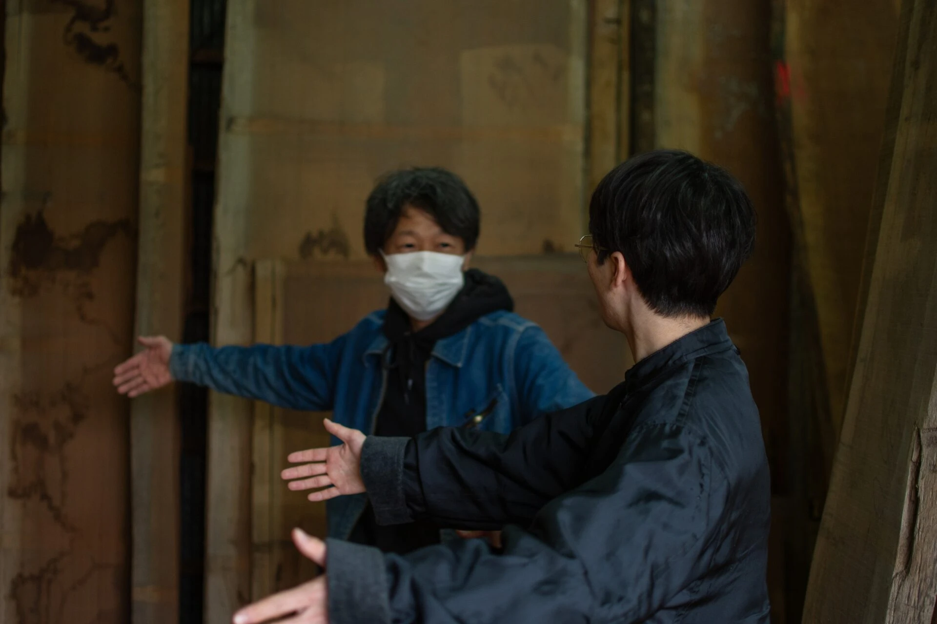 木の大きさに驚く友野一希さん