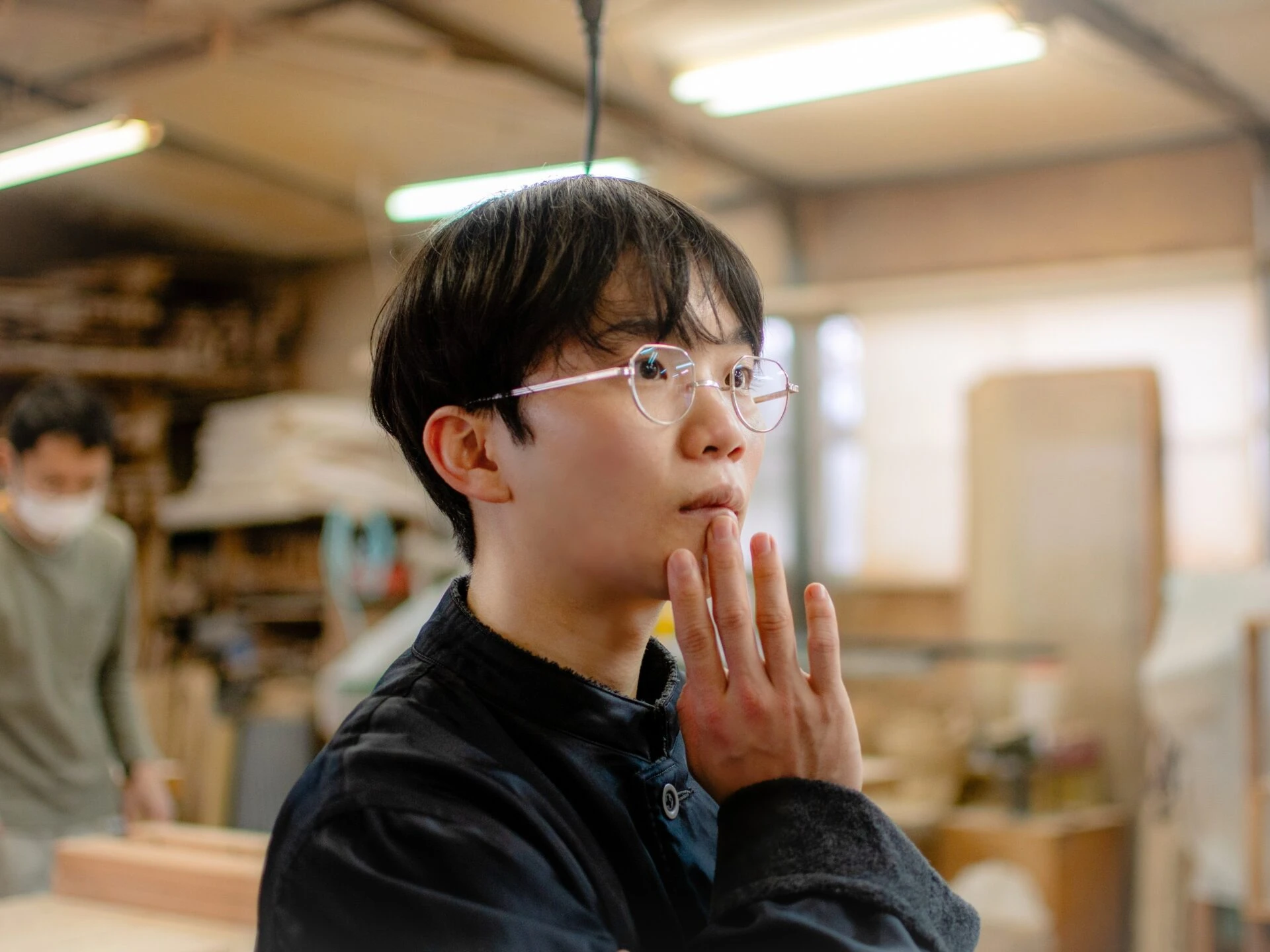 真剣に家具作りを学ぶ友野一希さん