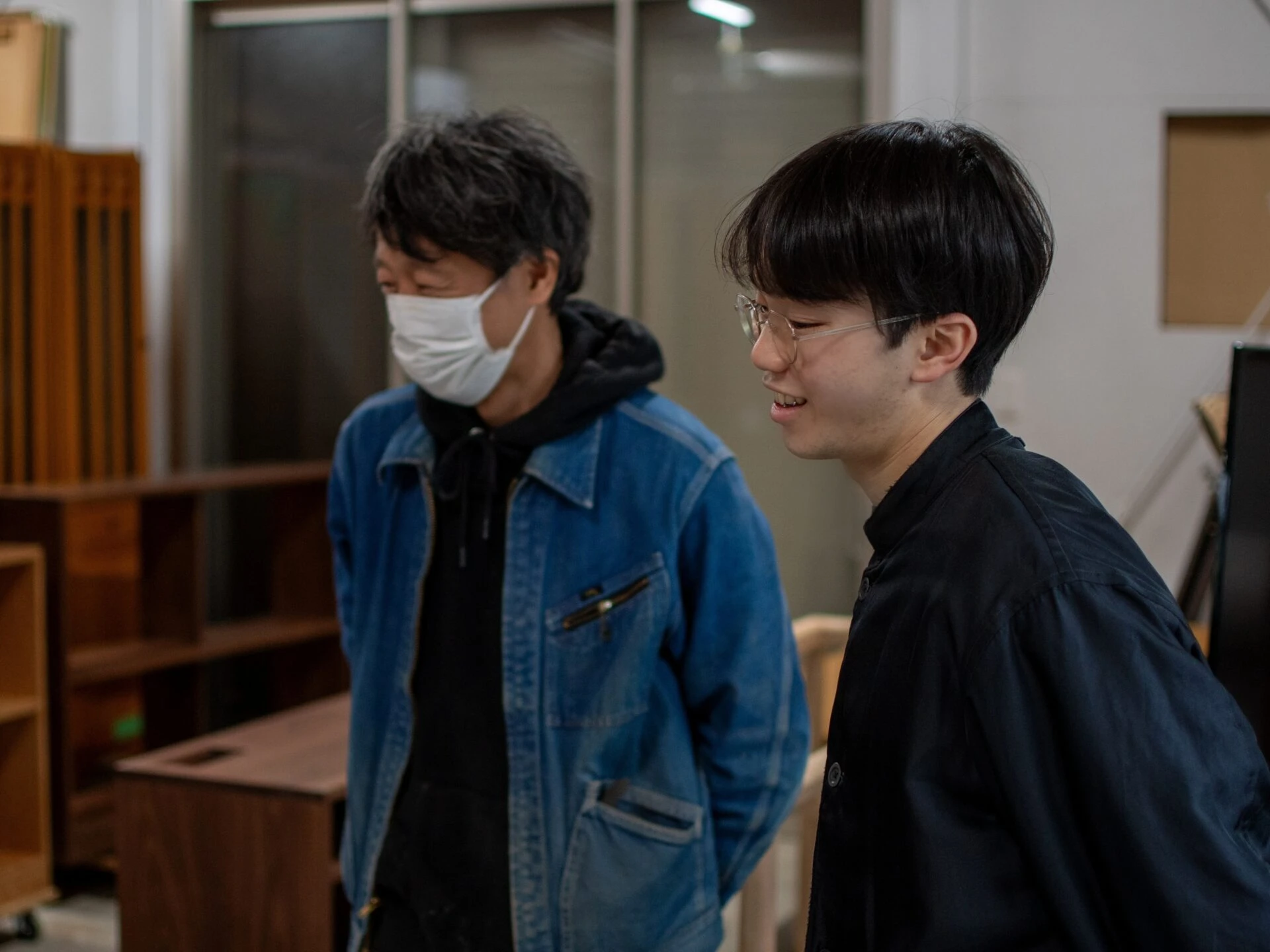 作り手の家具への思いを聞く友野一希さん