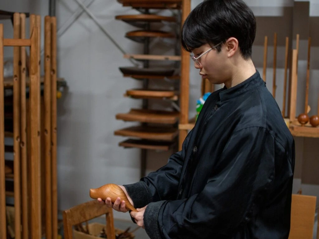 WOOD YOU LIKE COMPANYのバードソングの鳥を手に取る友野一希さん