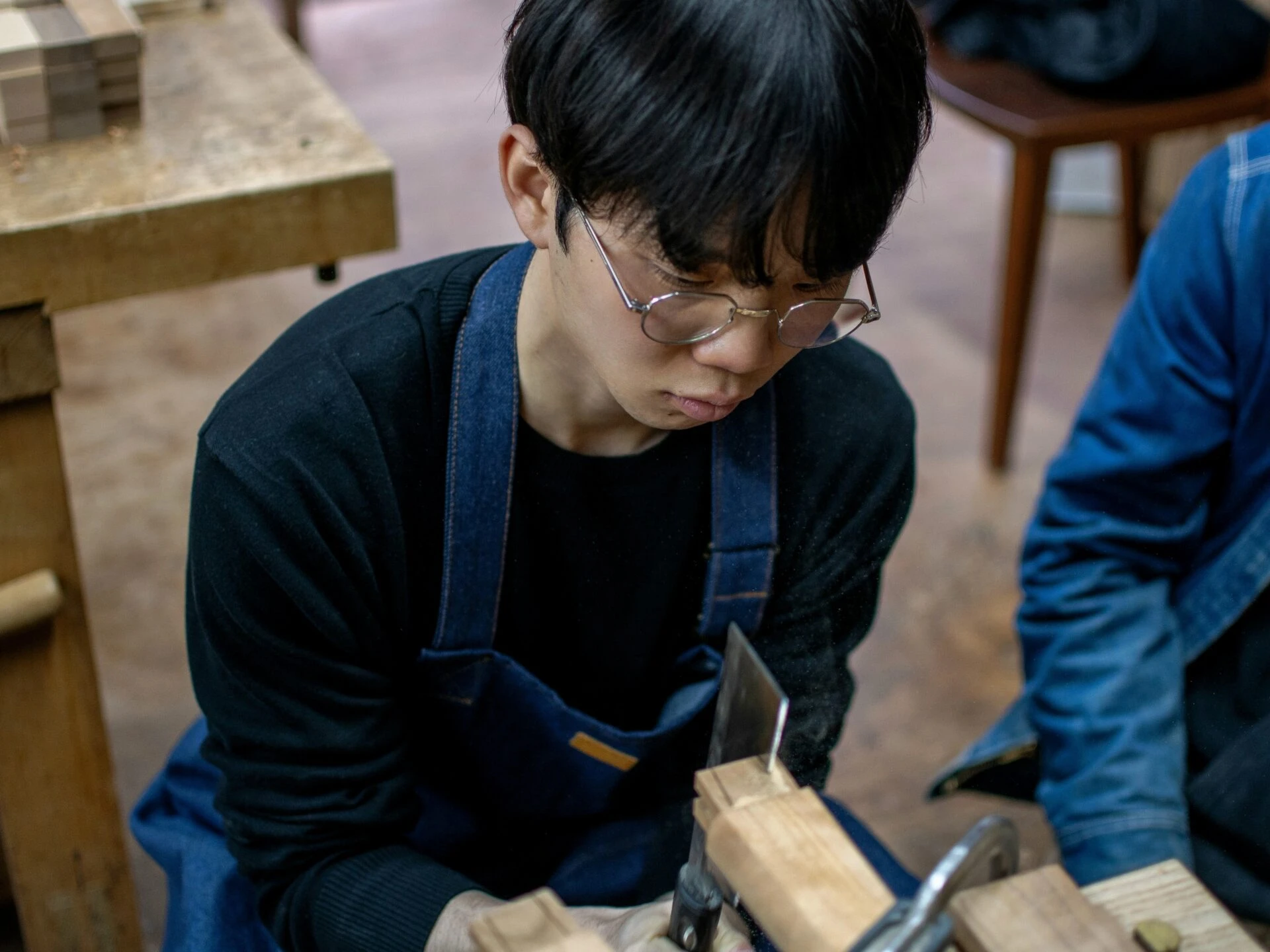 のこぎりを使う友野一希さん