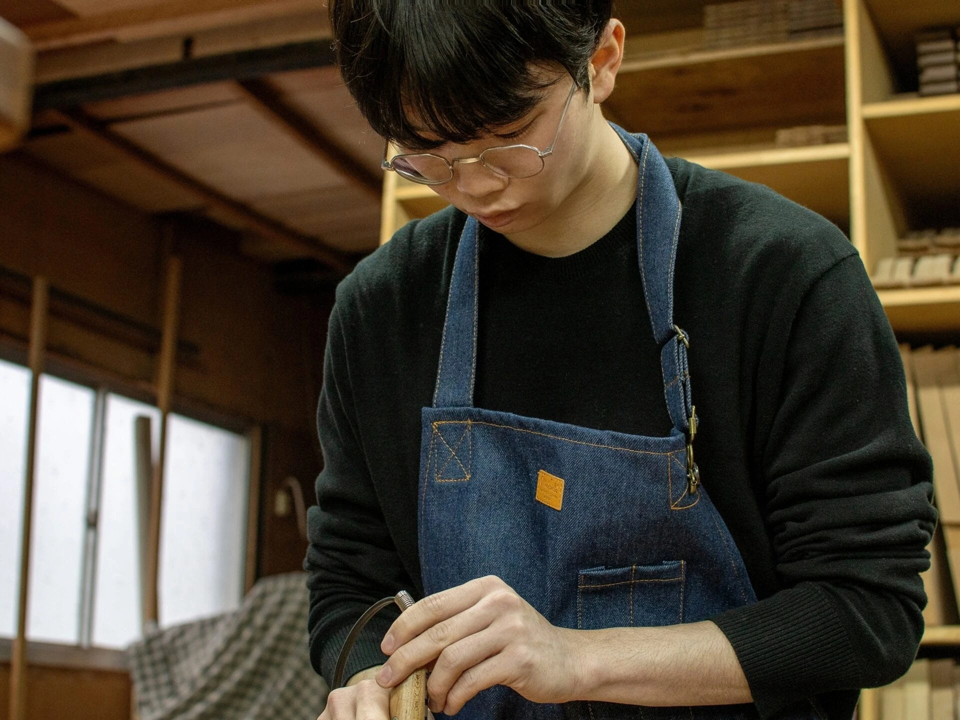 焼印を押す友野一希さん