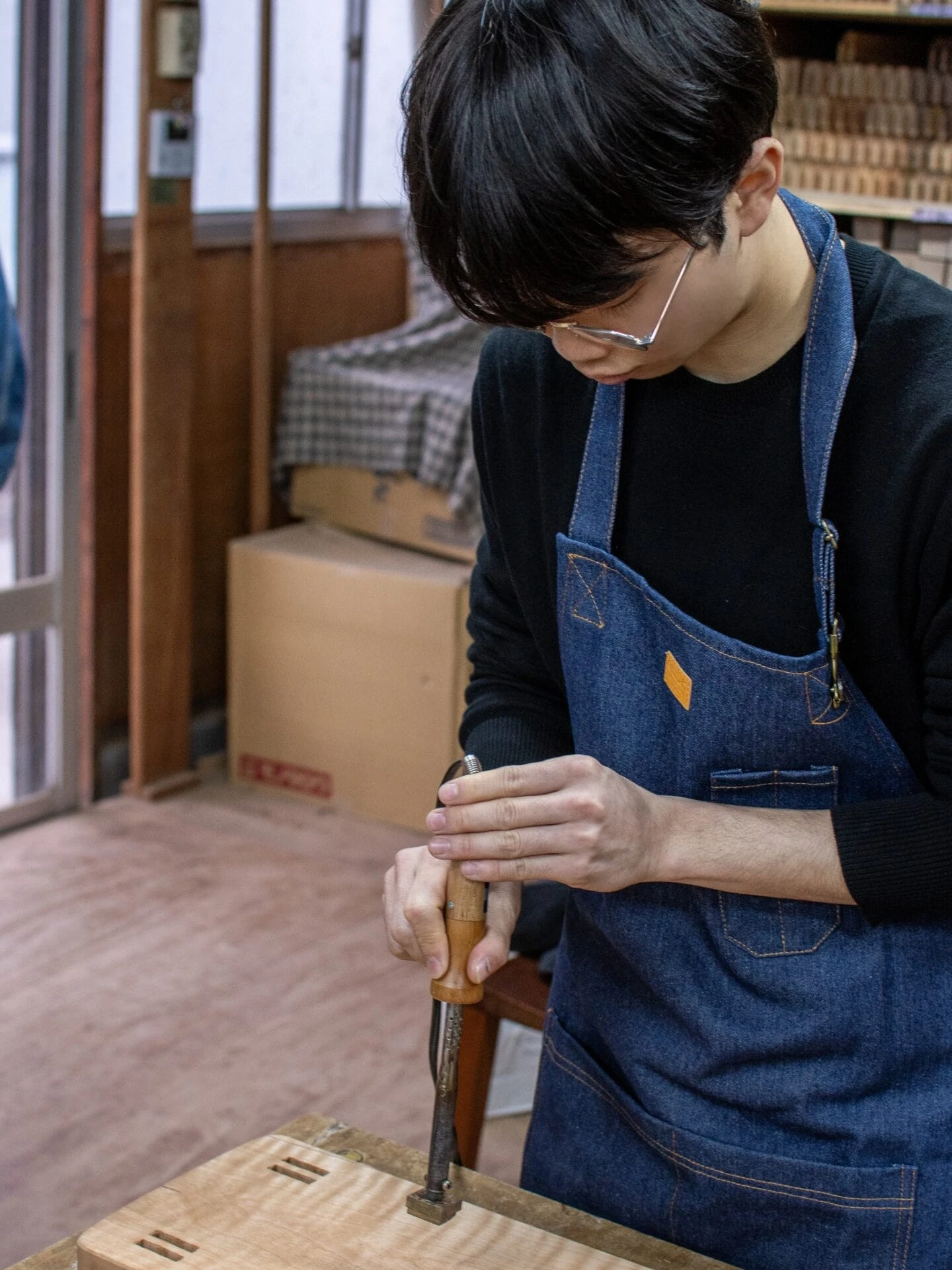 慎重に焼印を押す友野一希さん