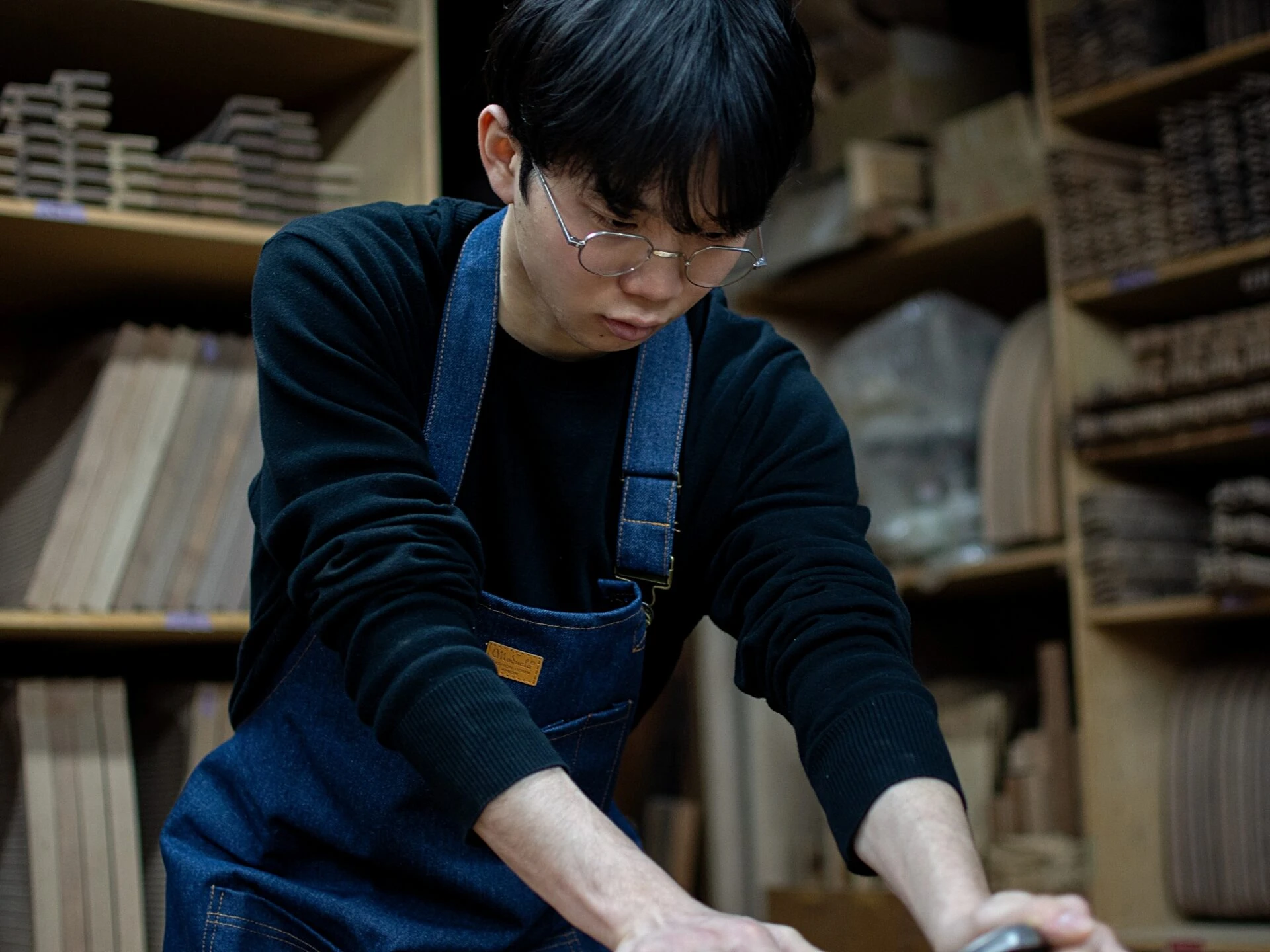 真剣にかんながけをする友野一希さん