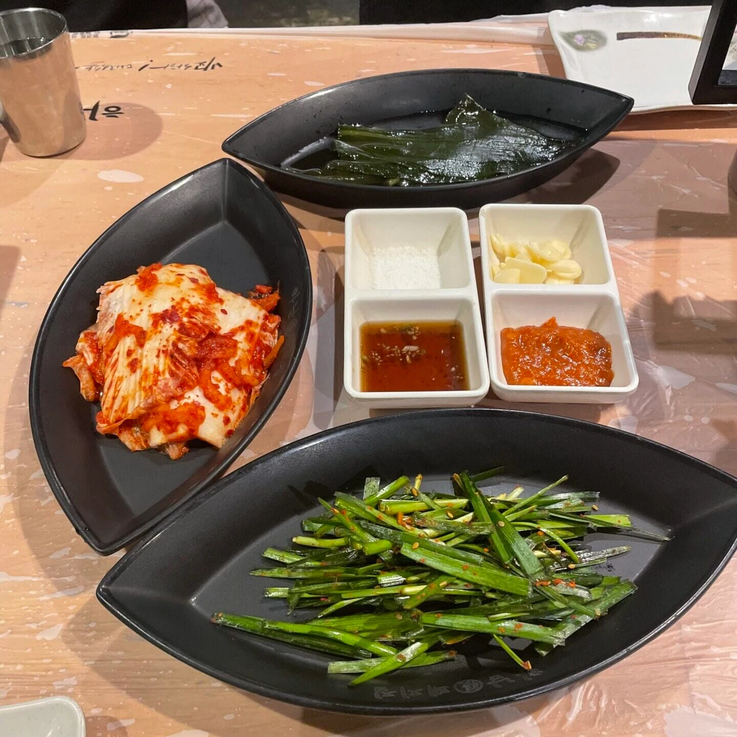 하남돼지집 동대문1호점（河南テジチッ）　テーブルに置かれたキムチ