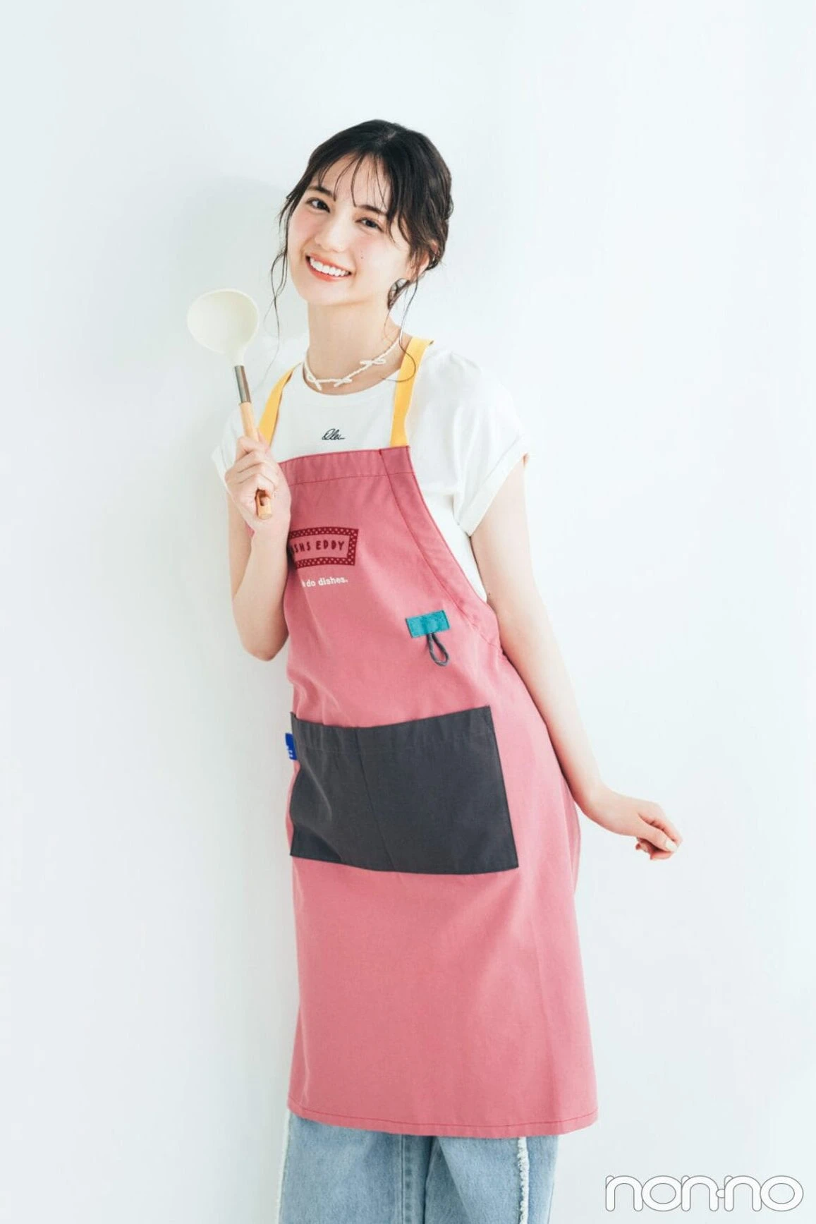 エプロンを着た小坂菜緒