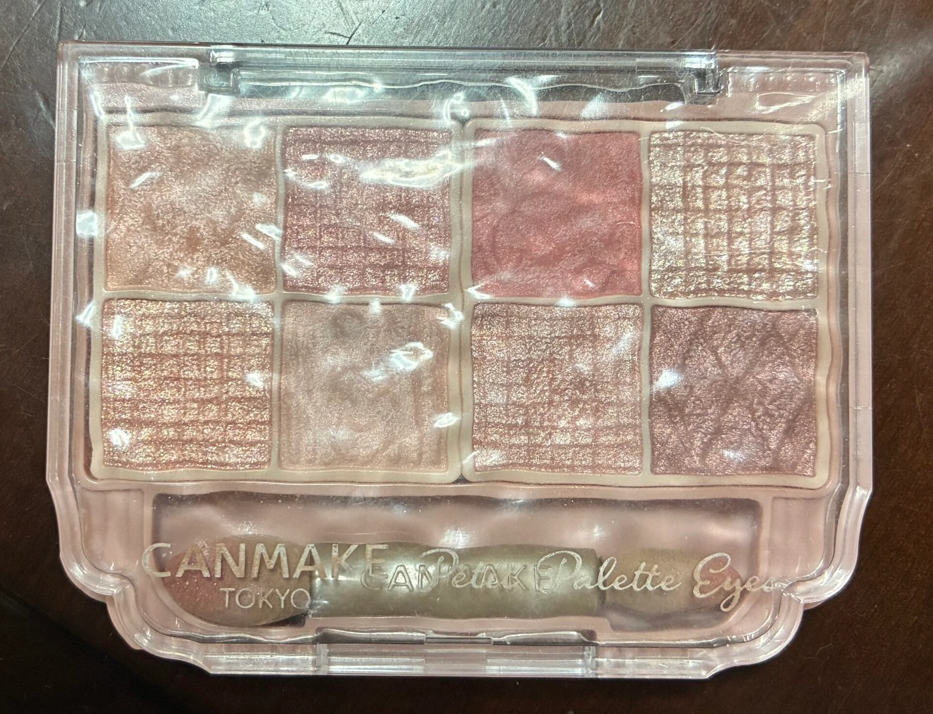 商品名　CANMAKE プティパレットアイズ 01
アイシャドウ兼涙袋を塗ると気に使っています。
