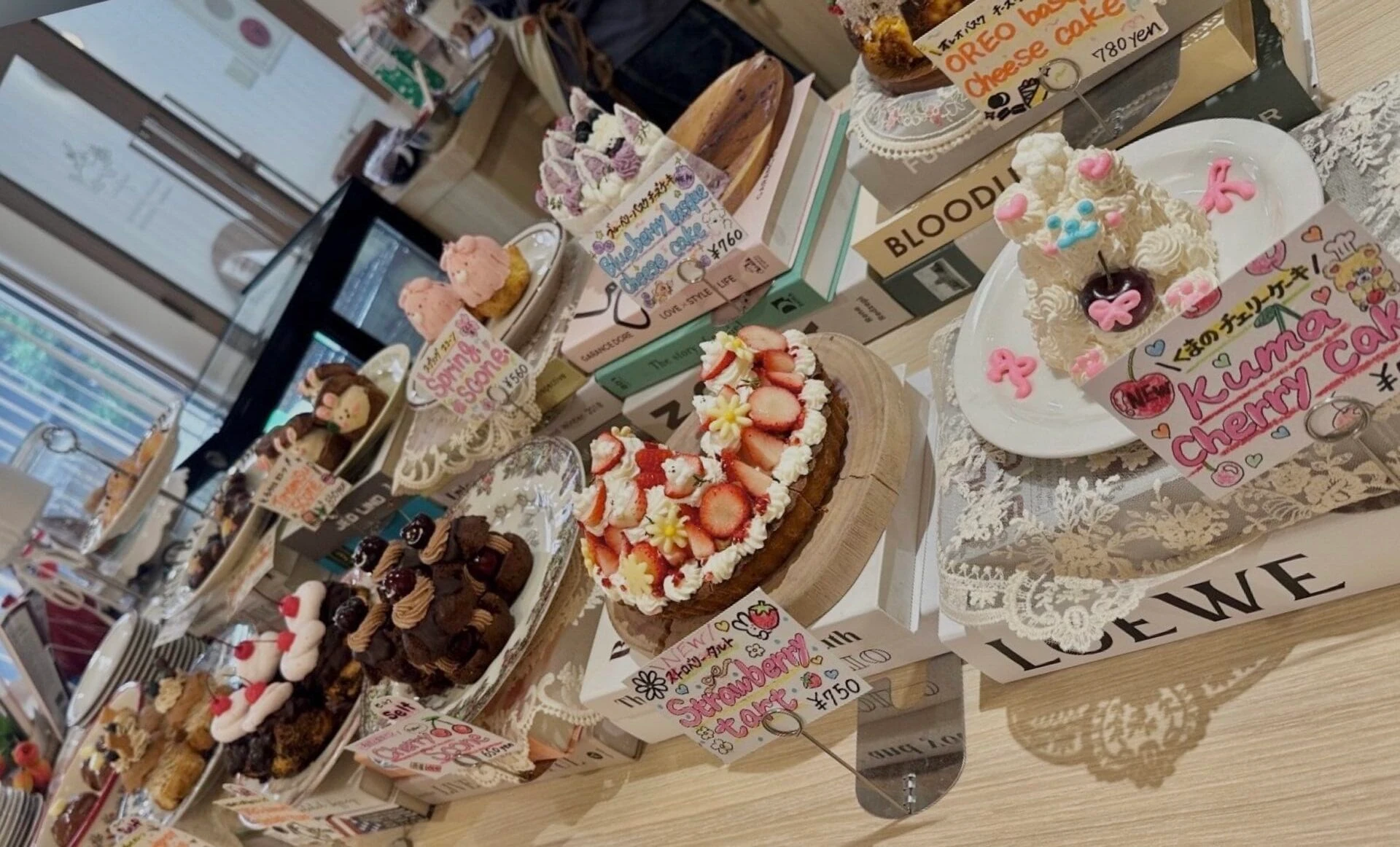 ケーキヤスコーンなどのスイーツ