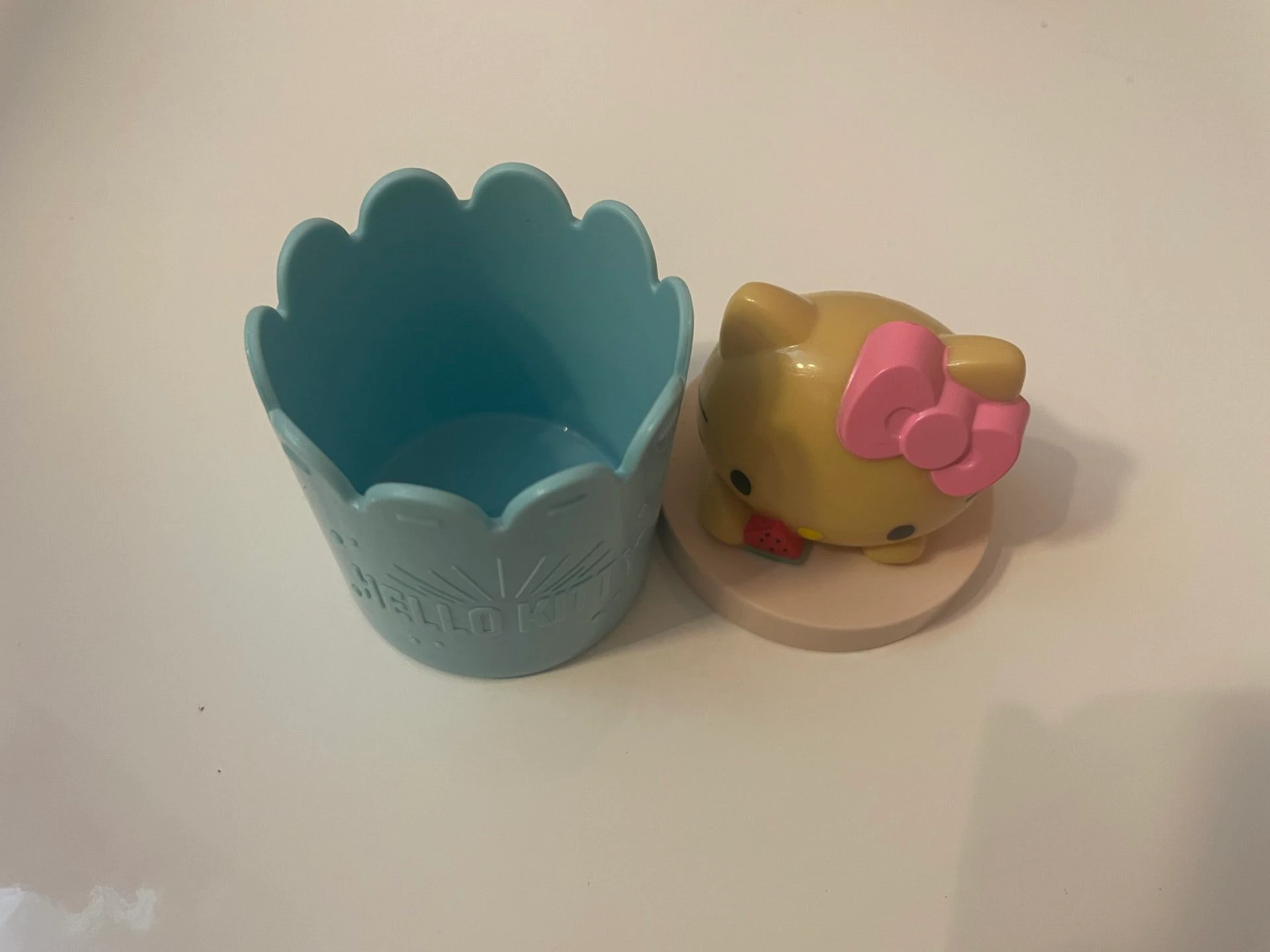 サマードリンクカップ。ふたは取り外し可能。