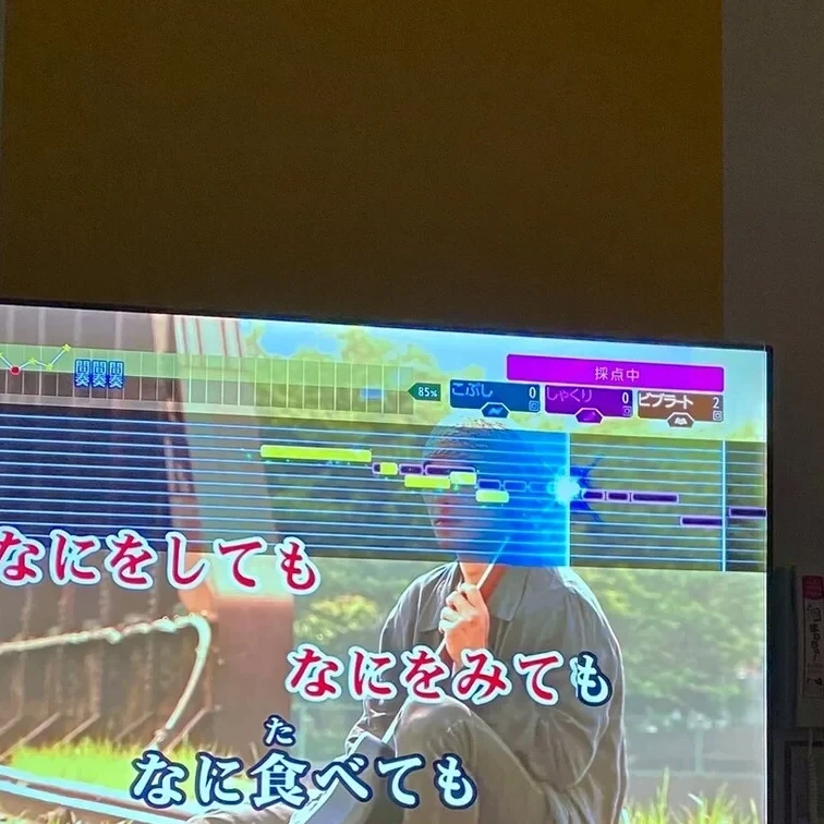 カラオケ中のスクリーン画面