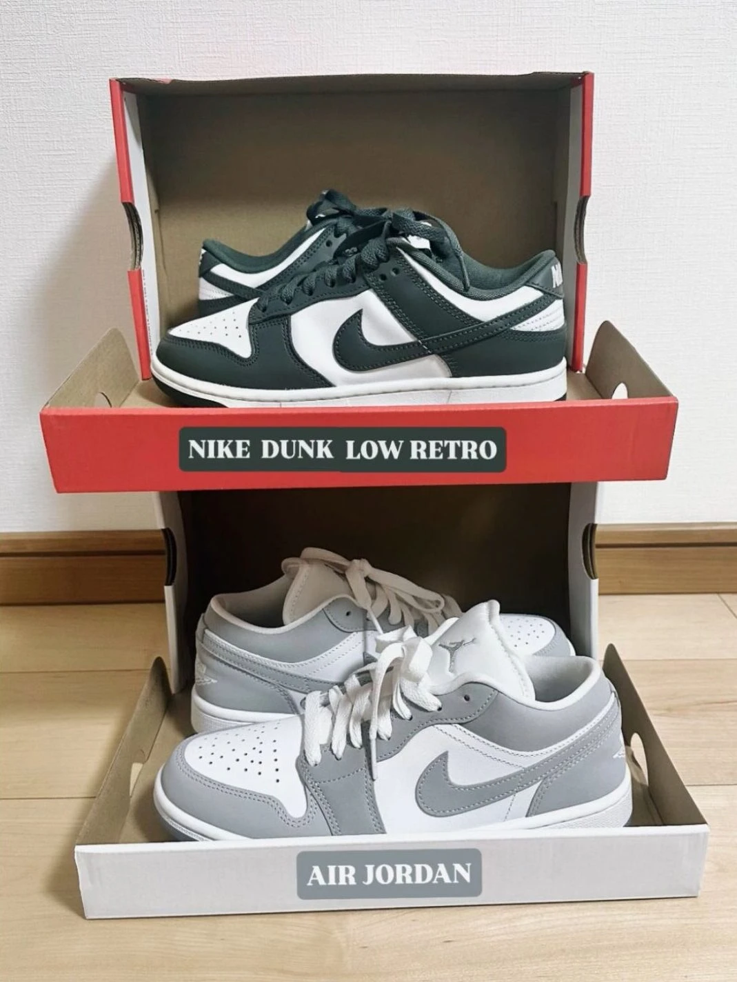 NIKE DUNK LOW RETROとAIR JORDANの文字入りの写真