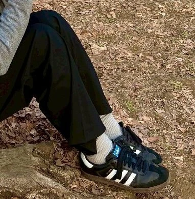 スラックスにスニーカーを合わせた時の写真
