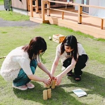 モルックを並べる2人