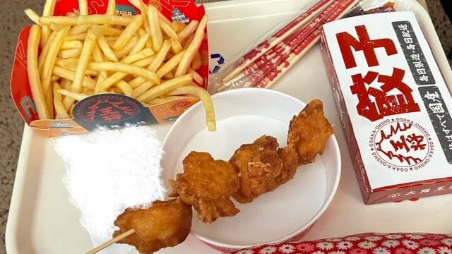 王将で購入した唐揚げ、ポテト、餃子。