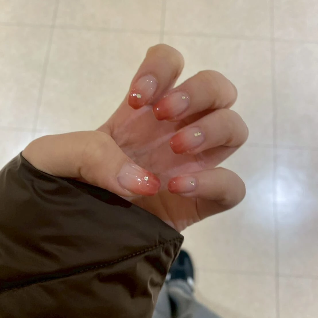 レッドベースのグラデーションネイル