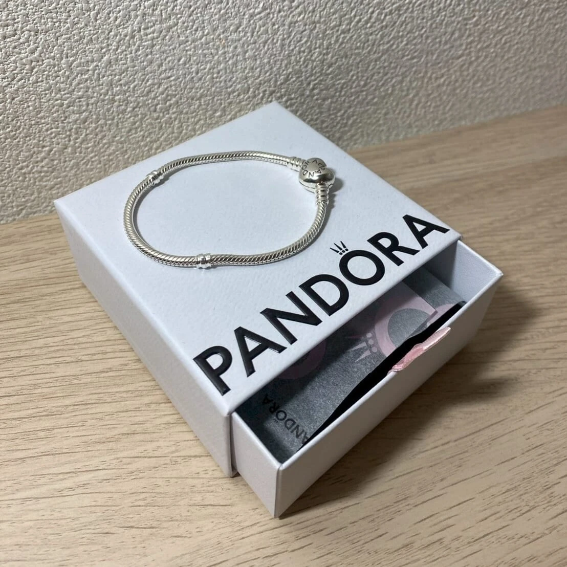 パンドラのチャームブレスレッドと、その箱