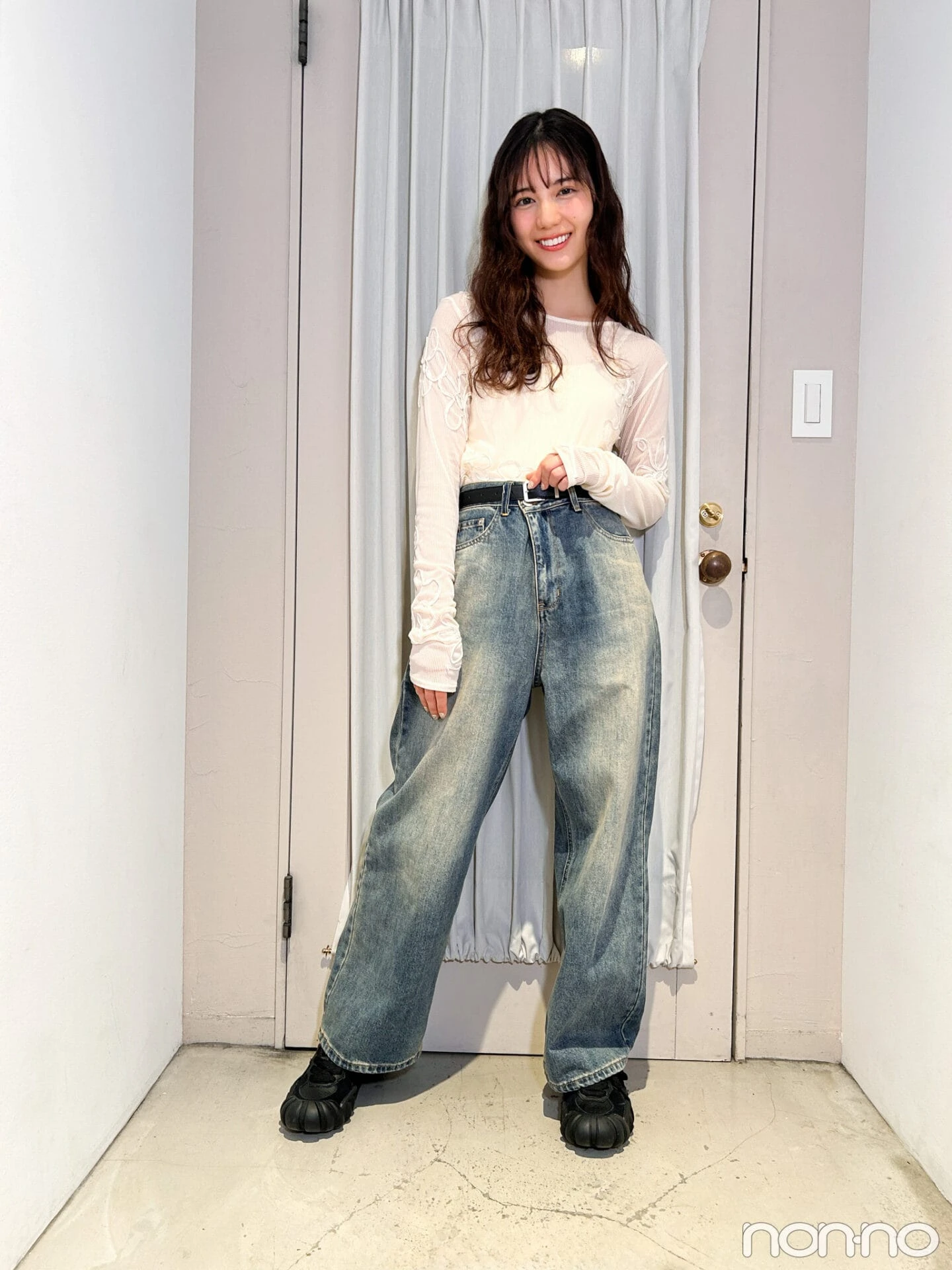 小坂菜緒の私服コーデの全身
