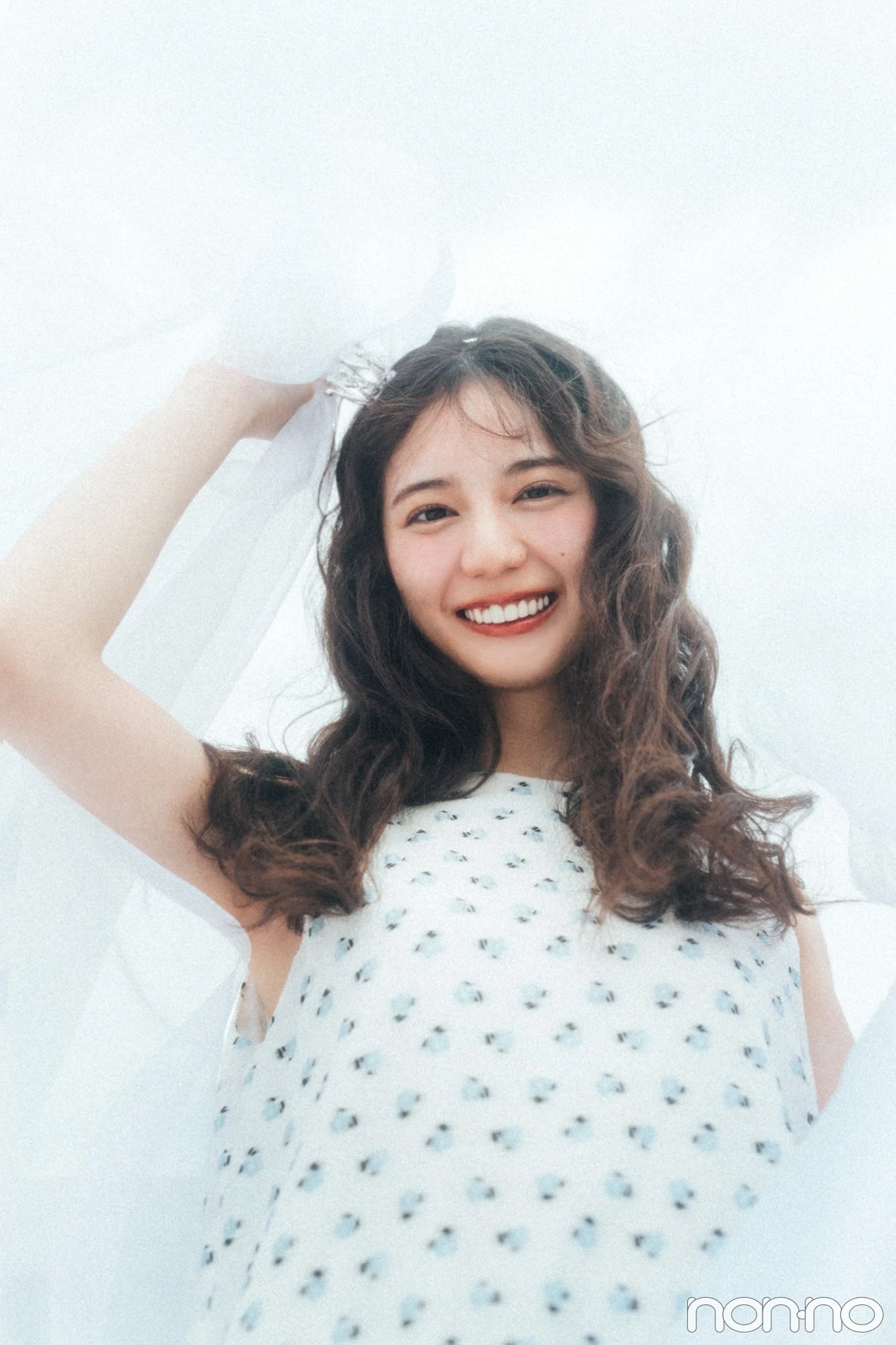 レースをまとう小坂菜緒