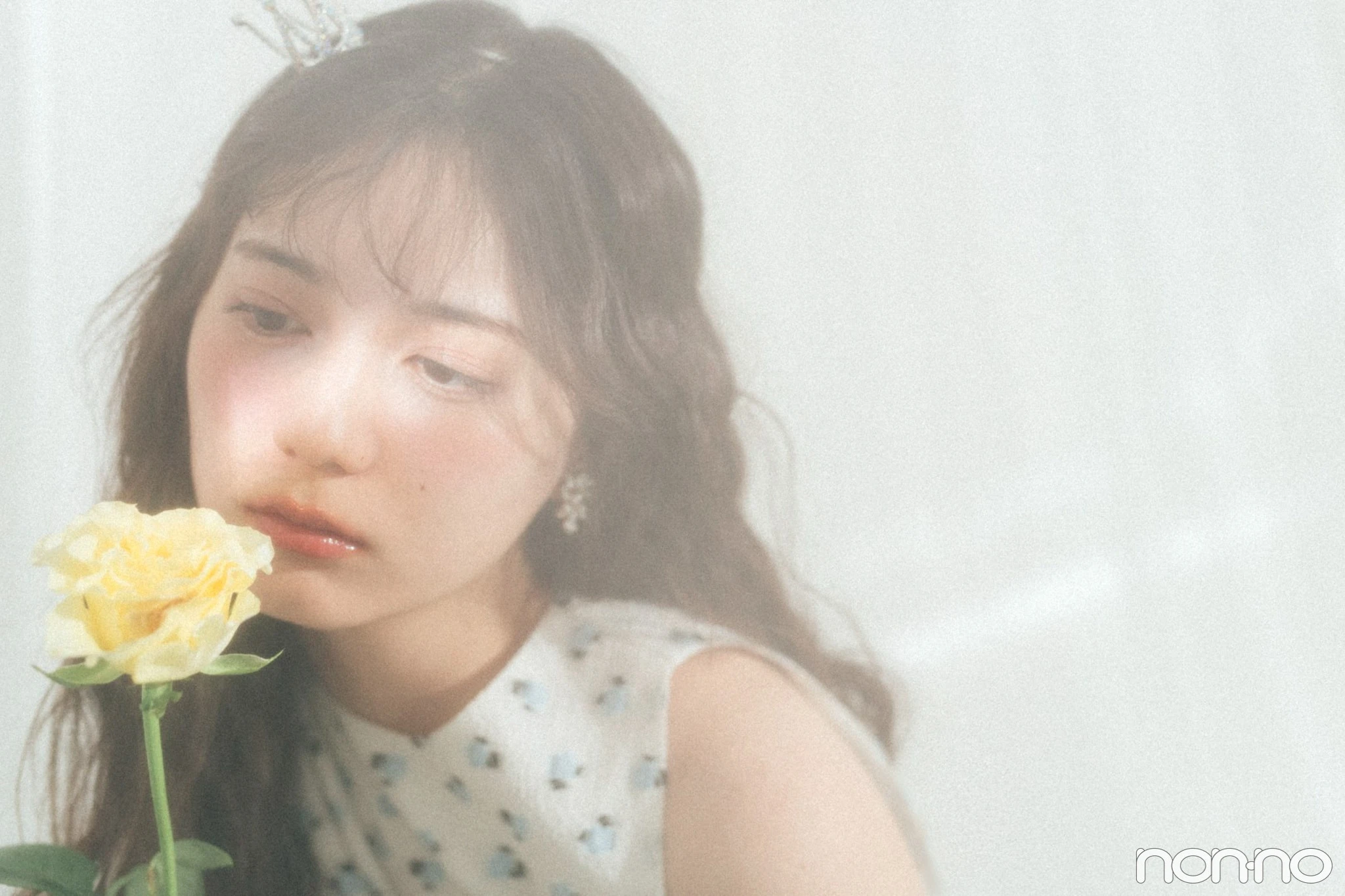 バラの花を持った小坂菜緒