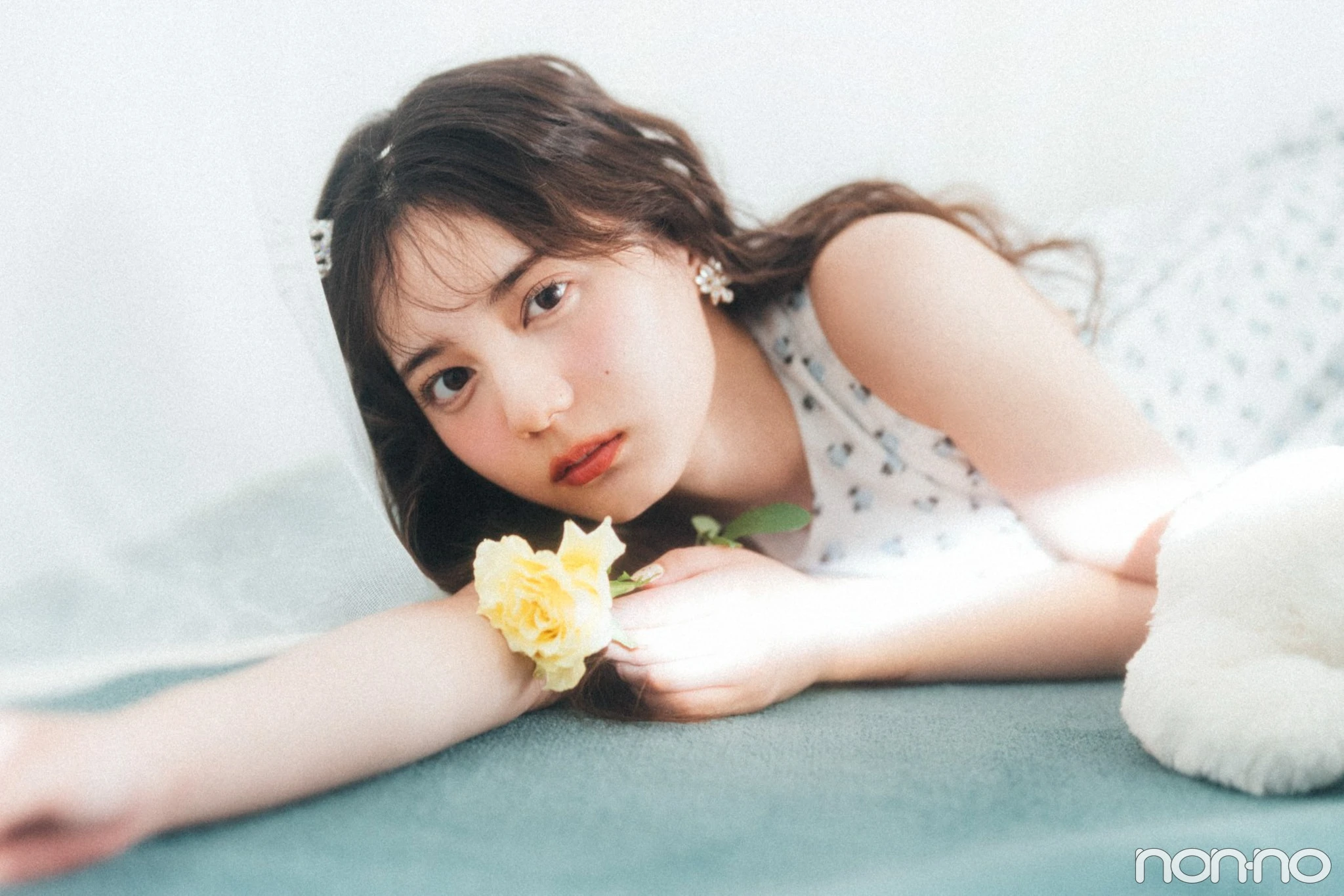 床に寝そべる小坂菜緒