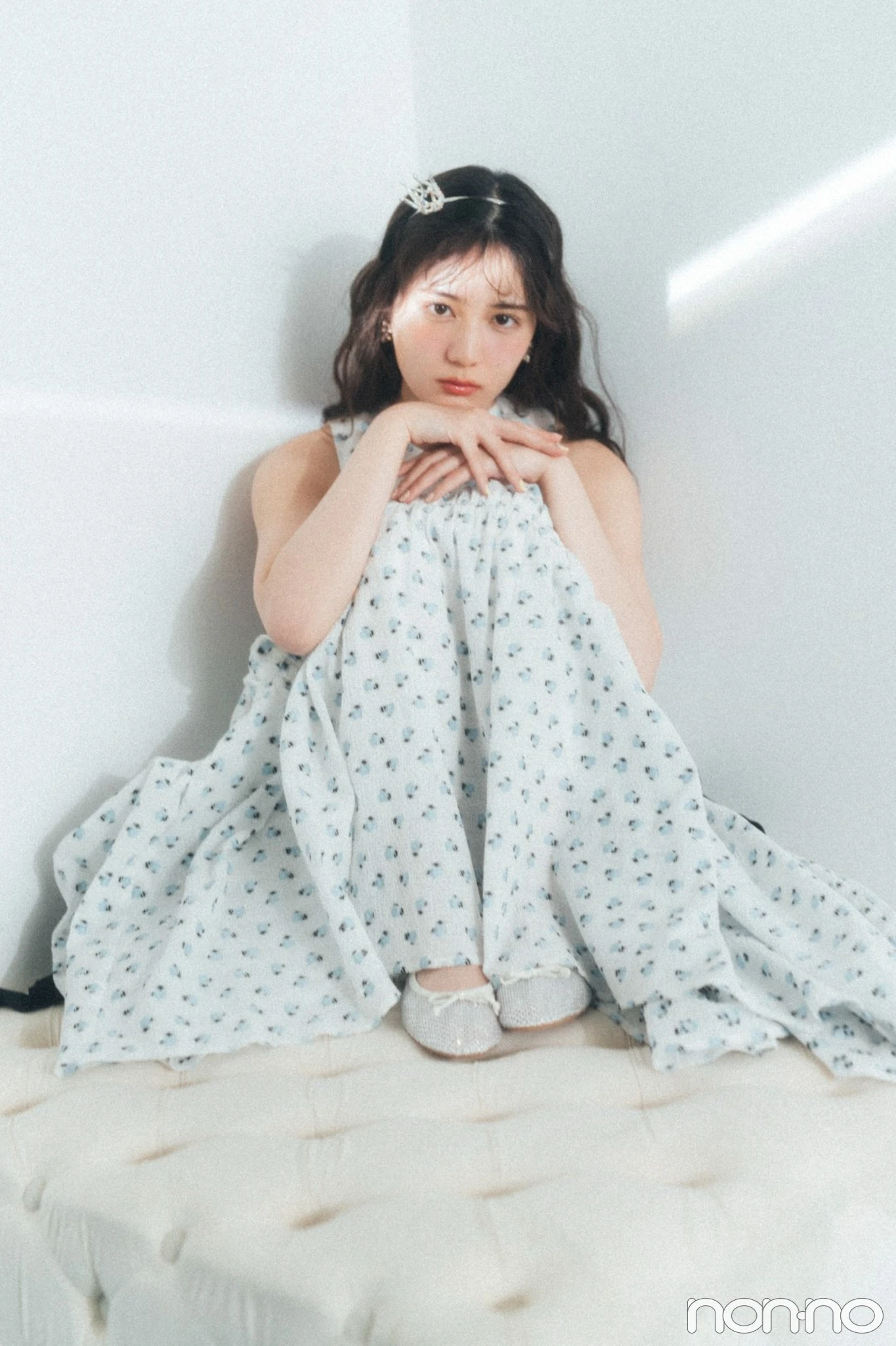 ソファに座っている小坂菜緒