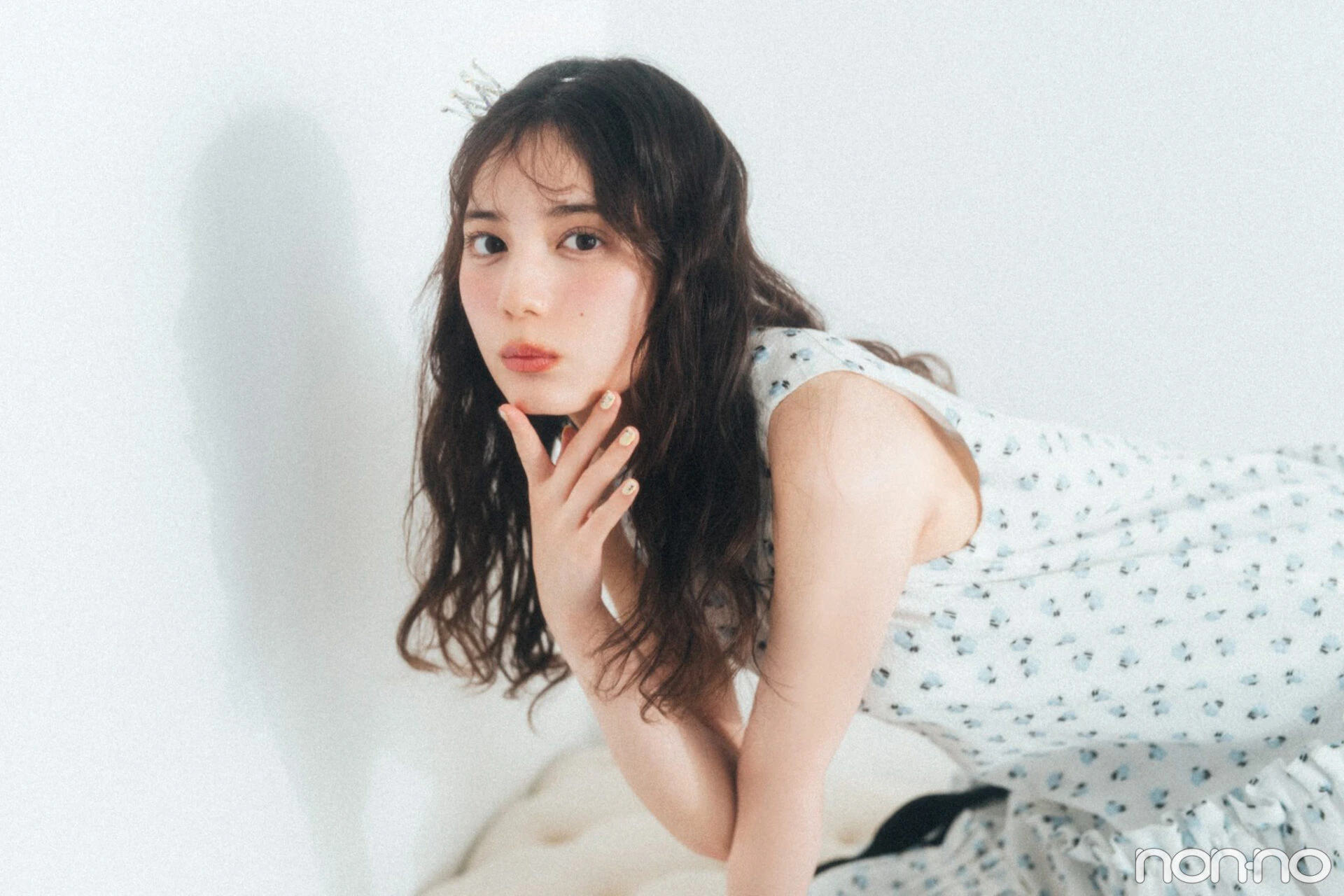 ソファに乗っている小坂菜緒