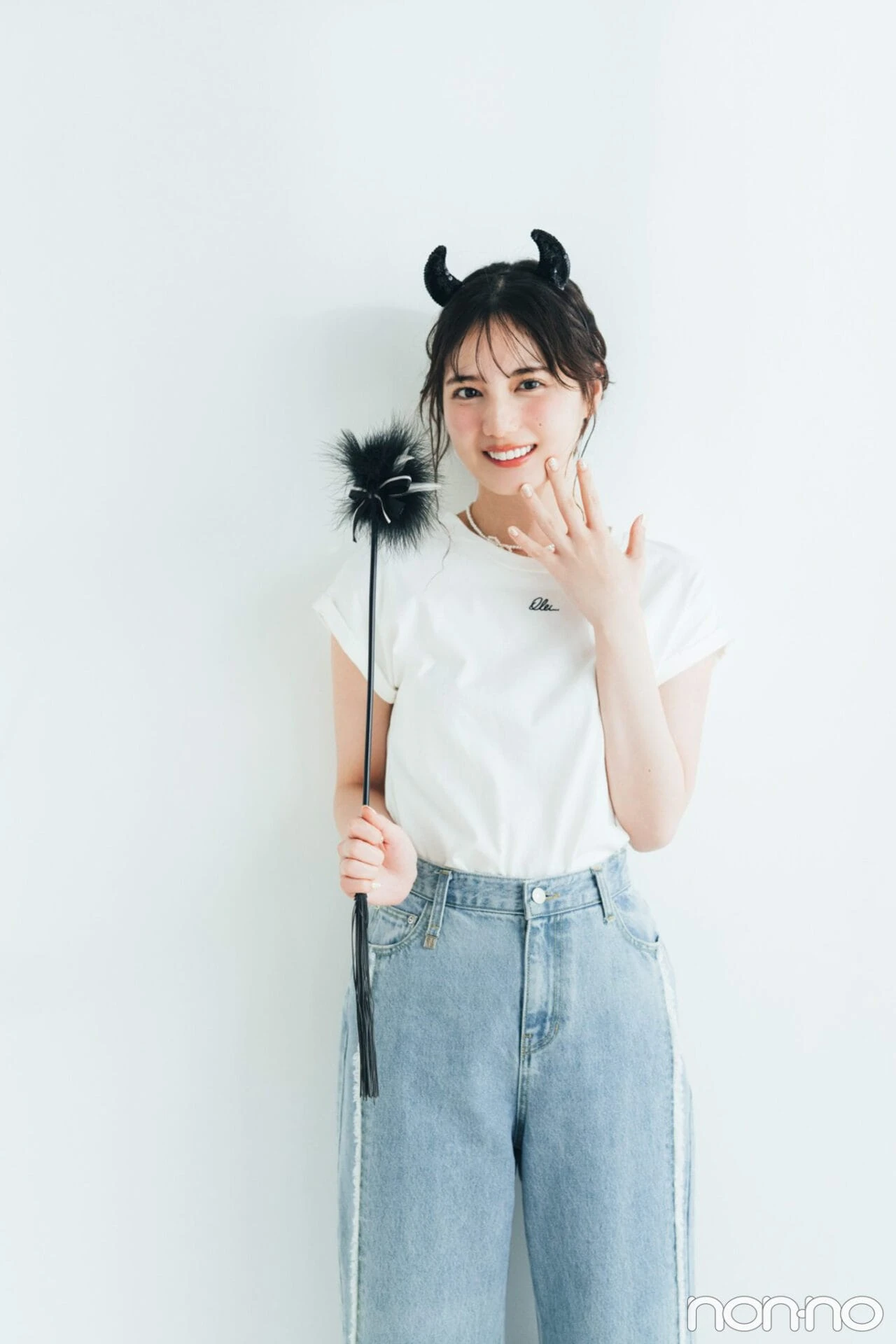 カチューシャとステッキを身につけた小坂菜緒